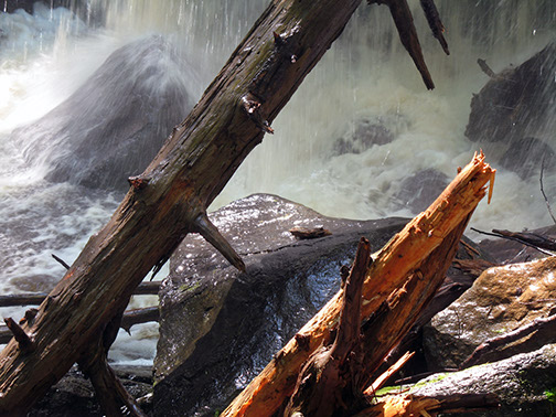 Waterfall_at_Ringing_Rocks_H